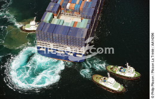Container ship in front of Marseille. - © Philip Plisson / Plisson La Trinité / AA14296 - Photo Galleries - Tug