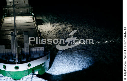 Brise glace en mer Baltique. - © Philip Plisson / Plisson La Trinité / AA14301 - Nos reportages photos - Nuit