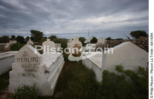 Anakao - Madagascar. - © Philip Plisson / Plisson La Trinité / AA14394 - Photo Galleries - Cemetery