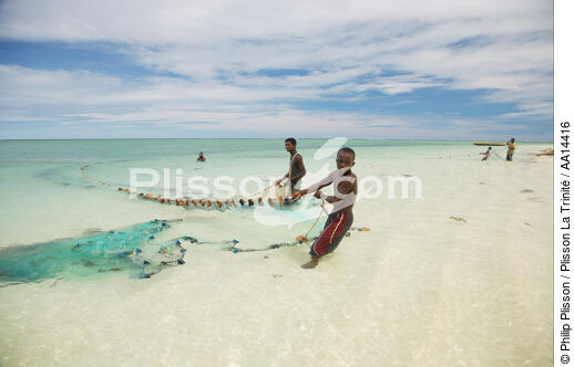 Anakao - Madagascar. - © Philip Plisson / Plisson La Trinité / AA14416 - Photo Galleries - Fishermen of the world