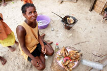 Ifaty - Madagascar. © Philip Plisson / Plisson La Trinité / AA14517 - Nos reportages photos - Femme