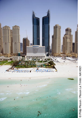 Plage à Dubaï. - © Philip Plisson / Plisson La Trinité / AA14921 - Nos reportages photos - Gratte-ciel