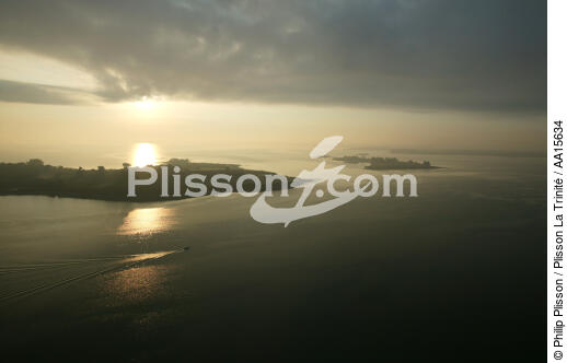 Lever de soleil dans le Golfe du Morbihan. - © Philip Plisson / Plisson La Trinité / AA15634 - Nos reportages photos - Brume