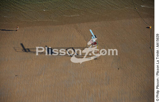 Diving board on the Carnac beach. - © Philip Plisson / Plisson La Trinité / AA15639 - Photo Galleries - Beach