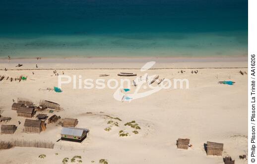 Malagasy shore north of Tuléar - © Philip Plisson / Plisson La Trinité / AA16206 - Photo Galleries - Beach