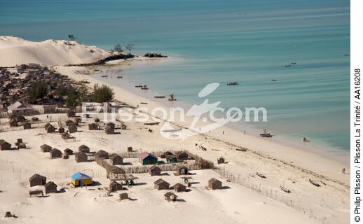 Malagasy shore north of Tuléar - © Philip Plisson / Plisson La Trinité / AA16208 - Photo Galleries - Salary