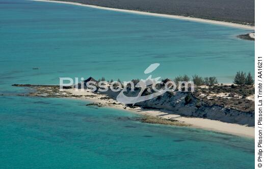 Malagasy shore north of Tuléar - © Philip Plisson / Plisson La Trinité / AA16211 - Photo Galleries - Salary