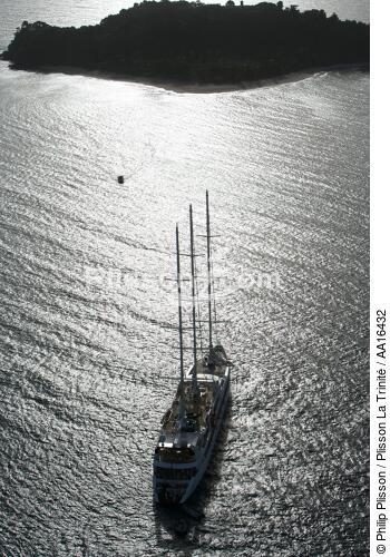 Le Ponant aux mouillage a madagascar. - © Philip Plisson / Plisson La Trinité / AA16432 - Nos reportages photos - Les Grands voiliers