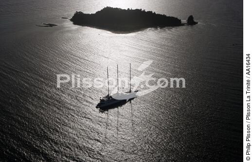 Le Ponant mooring in madagascar - © Philip Plisson / Plisson La Trinité / AA16434 - Photo Galleries - Three masts