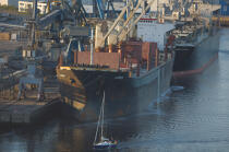The port of Lorient. © Philip Plisson / Plisson La Trinité / AA16756 - Photo Galleries - Cargo ship