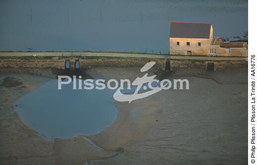 Tidal mill on the Crach river - © Philip Plisson / Plisson La Trinité / AA16776 - Photo Galleries - Morbihan