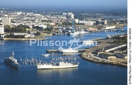 Lorient arsenal - © Philip Plisson / Plisson La Trinité / AA16809 - Photo Galleries - Lorient