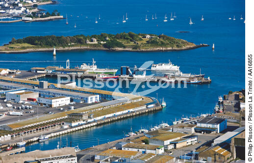 Le port de Lorient. - © Philip Plisson / Plisson La Trinité / AA16855 - Nos reportages photos - Le Morbihan à tire d'ailes Photos de Philip Plisson