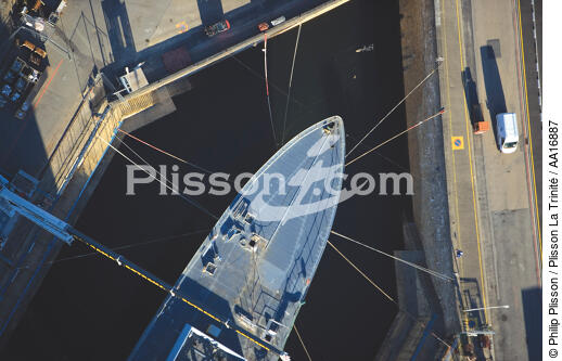 L'arsenal de Lorient. - © Philip Plisson / Plisson La Trinité / AA16887 - Nos reportages photos - Le Morbihan à tire d'ailes Photos de Philip Plisson
