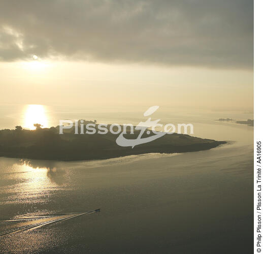 Coucher de soleil sur le Golfe du Morbihan. - © Philip Plisson / Plisson La Trinité / AA16905 - Nos reportages photos - Le Morbihan à tire d'ailes Photos de Philip Plisson