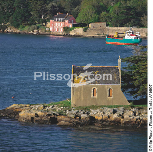 La petite chapelle de Boédic dans le Golfe du Morbihan. - © Philip Plisson / Plisson La Trinité / AA16907 - Nos reportages photos - Boédic