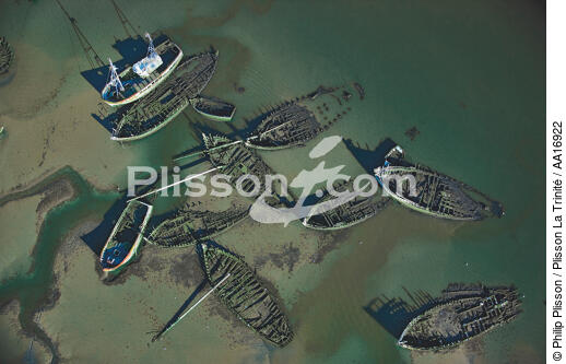 Epaves de thoniers sur le Blavet. - © Philip Plisson / Plisson La Trinité / AA16922 - Nos reportages photos - Rivière
