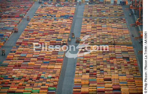 Terminal conteneur du Pirée - © Philip Plisson / Plisson La Trinité / AA16961 - Nos reportages photos - Porte-conteneurs, la démesure