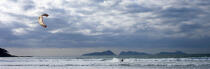 Kite surf sur une plage de Galice. © Philip Plisson / Plisson La Trinité / AA17144 - Nos reportages photos - Sport et loisir