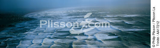 La baie d'Audierne - © Philip Plisson / Plisson La Trinité / AA17212 - Nos reportages photos - Train de vague