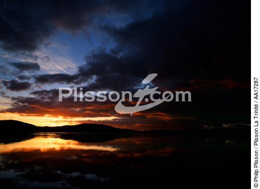Valencia Island - © Philip Plisson / Plisson La Trinité / AA17287 - Photo Galleries - Sunset