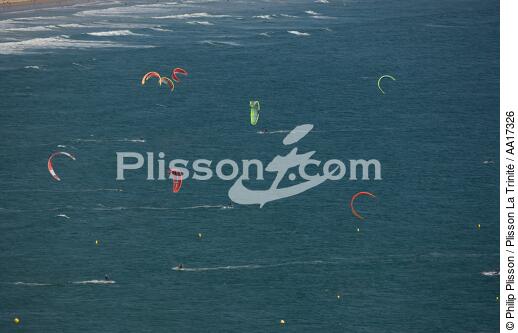 Kyte Surf sur la plage Kerhilio à Erdeven. - © Philip Plisson / Plisson La Trinité / AA17326 - Nos reportages photos - Loisir