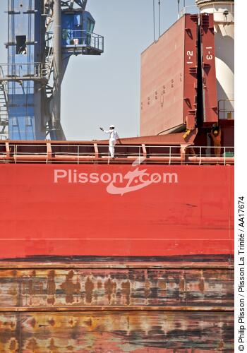 Cargo ship in Malaga harbour - © Philip Plisson / Plisson La Trinité / AA17674 - Photo Galleries - Hull of boat