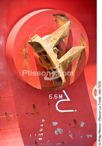 Cargo a quai dans le port de Malaga - © Philip Plisson / Plisson La Trinité / AA17676 - Nos reportages photos - Elément d'un bateau