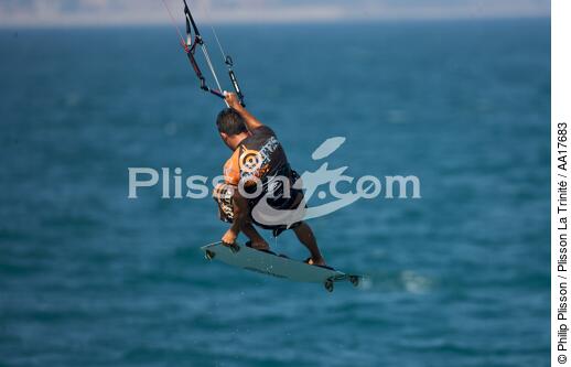 Kitesurfing. - © Philip Plisson / Plisson La Trinité / AA17683 - Photo Galleries - Valenciana