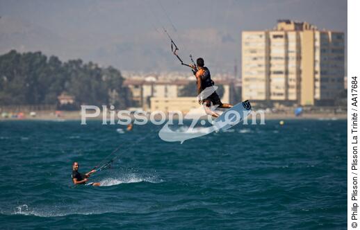 Kitesurfing. - © Philip Plisson / Plisson La Trinité / AA17684 - Photo Galleries - Leisure