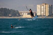 Kitesurf à Malaga © Philip Plisson / Plisson La Trinité / AA17684 - Nos reportages photos - Sport et loisir