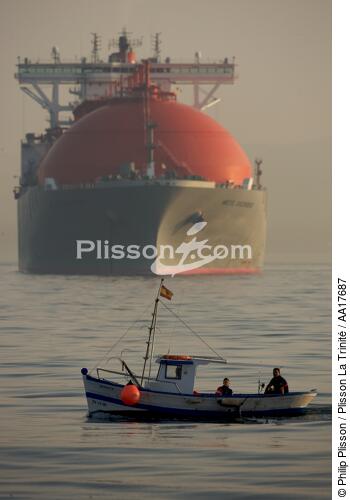 Waiting into Algésiras bay. - © Philip Plisson / Plisson La Trinité / AA17687 - Photo Galleries - Cargo ship carrying methane