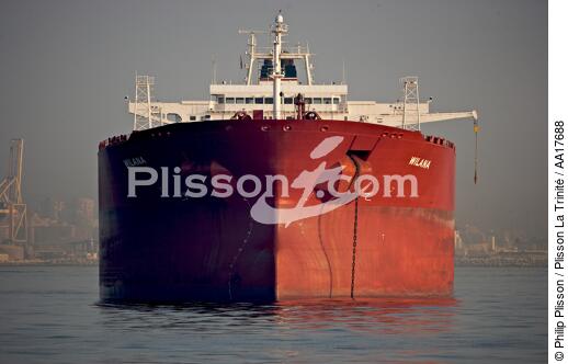 Waiting into Algésiras bay. - © Philip Plisson / Plisson La Trinité / AA17688 - Photo Galleries - Oil tanker