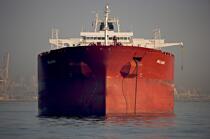 Waiting into Algésiras bay. © Philip Plisson / Plisson La Trinité / AA17688 - Photo Galleries - Oil tanker