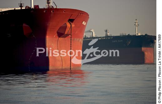 Waiting into Algésiras bay. - © Philip Plisson / Plisson La Trinité / AA17689 - Photo Galleries - Oil tanker