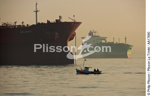 Waiting into Algésiras bay. - © Philip Plisson / Plisson La Trinité / AA17690 - Photo Galleries - Oil tanker
