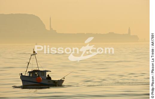 Spanish fishing boat passing along the Gibraltar coast - © Philip Plisson / Plisson La Trinité / AA17691 - Photo Galleries - Europa Point [Lighthouse of]