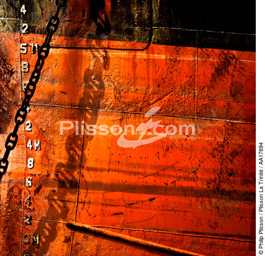 Bow rusty in the port of Piraeus - © Philip Plisson / Plisson La Trinité / AA17694 - Photo Galleries - Bow