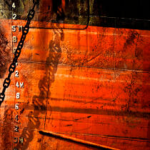 Bow rusty in the port of Piraeus © Philip Plisson / Plisson La Trinité / AA17694 - Photo Galleries - Bow
