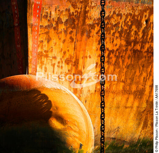 Etrave rouillée dans le port du Pirée. - © Philip Plisson / Plisson La Trinité / AA17698 - Nos reportages photos - Elément d'un bateau