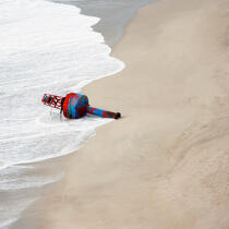 Balise échouée sur une plage de la baie d'Audierne. © Philip Plisson / Plisson La Trinité / AA17754 - Nos reportages photos - Audierne [Baie d']