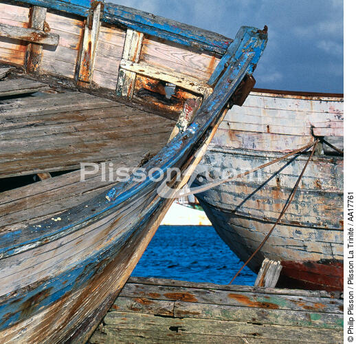 Epaves à Plouhinec. - © Philip Plisson / Plisson La Trinité / AA17761 - Nos reportages photos - Déco Marine