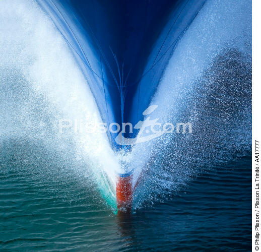 Etrave de porte conteneur. - © Philip Plisson / Plisson La Trinité / AA17777 - Nos reportages photos - Déco Marine