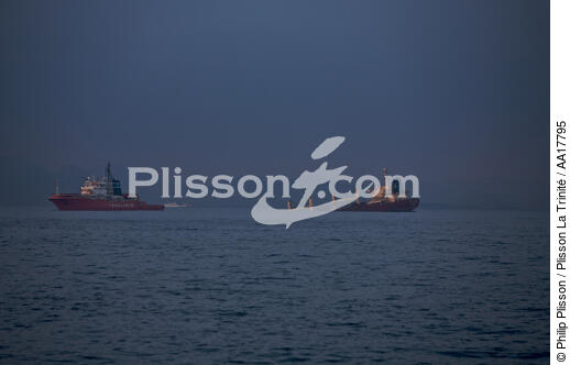 Cargo New Flame coulé le 12 aout 2007 après collision avec pétrolier - © Philip Plisson / Plisson La Trinité / AA17795 - Nos reportages photos - Gibraltar