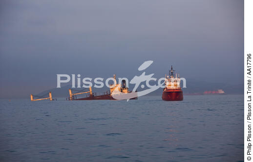 Cargo ship New Flame after a colision with Oile tanker august 12 2007 - © Philip Plisson / Plisson La Trinité / AA17796 - Photo Galleries - England