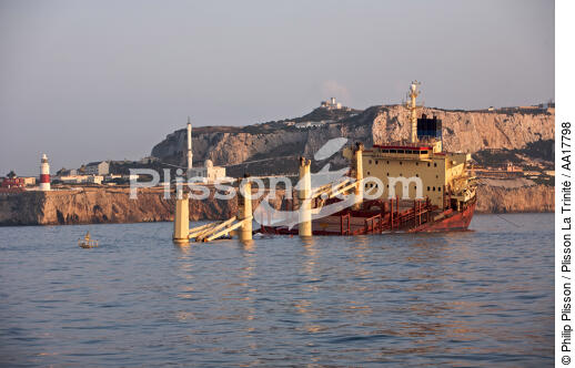 Cargo New Flame coulé le 12 aout 2007 après collision avec pétrolier - © Philip Plisson / Plisson La Trinité / AA17798 - Nos reportages photos - Gibraltar