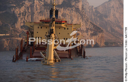 Cargo New Flame coulé le 12 aout 2007 après collision avec pétrolier - © Philip Plisson / Plisson La Trinité / AA17799 - Nos reportages photos - Gibraltar