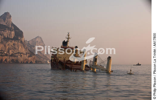 Cargo New Flame coulé le 12 aout 2007 après collision avec pétrolier - © Philip Plisson / Plisson La Trinité / AA17800 - Nos reportages photos - Gibraltar