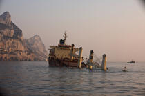 Cargo New Flame coulé le 12 aout 2007 après collision avec pétrolier © Philip Plisson / Plisson La Trinité / AA17800 - Nos reportages photos - Gibraltar
