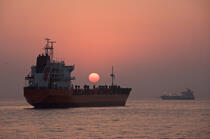 Détroit de Gibraltar © Philip Plisson / Plisson La Trinité / AA17826 - Nos reportages photos - Lever de soleil